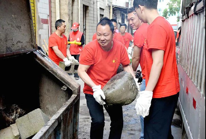 恩洪煤矿党委与新村社区党总支联合开展“双报到双效劳双报告”暨党员自愿效劳活动
