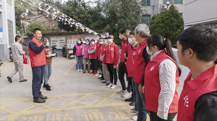 解化化工分公司党委与解化社区党总支结对共建开展“家园环守卫士”自愿效劳活动