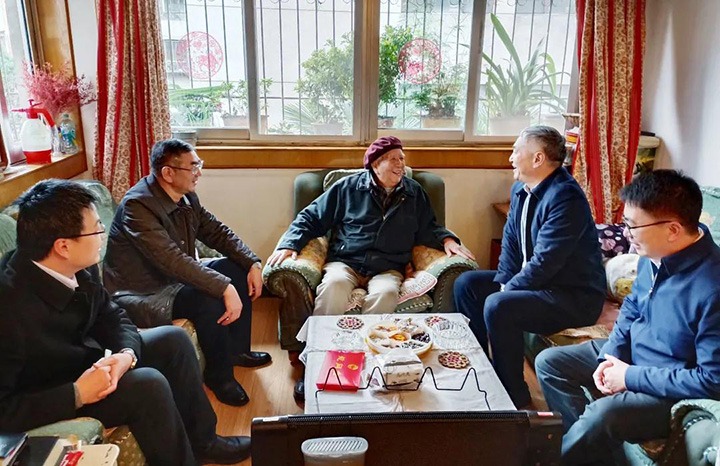 云南省国资委党委委员、副主任洪国正一行到云煤（南宫ng28）集团开展春节走访慰问离退老干部活动