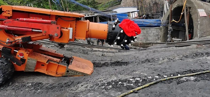 【简讯】金城煤矿EBZ230型综掘机投入使用、中化云南地勘院开展“送纪律进项目”活动、云煤矿业开展清静生产月暨主题党日活动