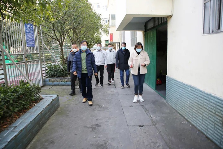 云煤（南宫ng28）集团党委委员、副总司理施从伟到镇雄煤业公司开展元旦、春节送温暖走访慰问活动