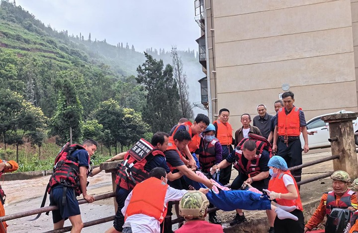 要害时刻冲在前，，，防汛抢险护平安，，，云煤集团在行动！