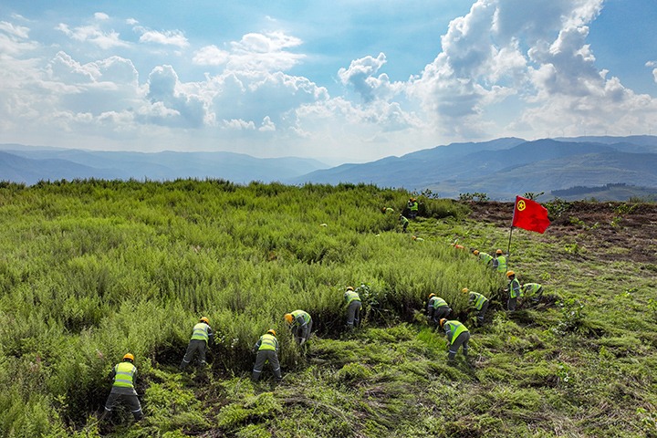 “镜”指“幕后英雄”！ 先锋煤业职工以汗水铸就责任，，，，共绘企业生长优美蓝图