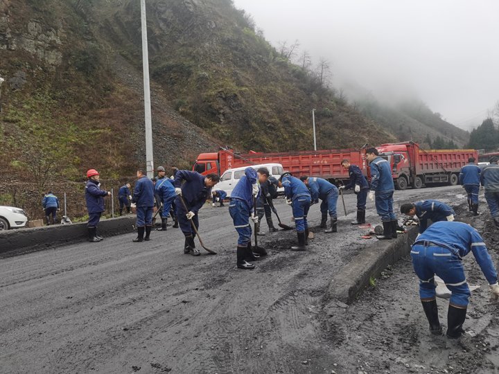 携手共进，，，，，，，，共筑漂亮矿山